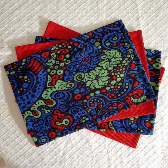 SOLD NwoT Set of 4 Soft Padded Placemats Reversible Trippy Fabric - Picture 1 of 11